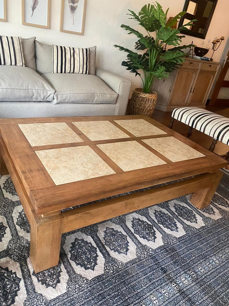 Mesa de centro rústica de madera con baldosas