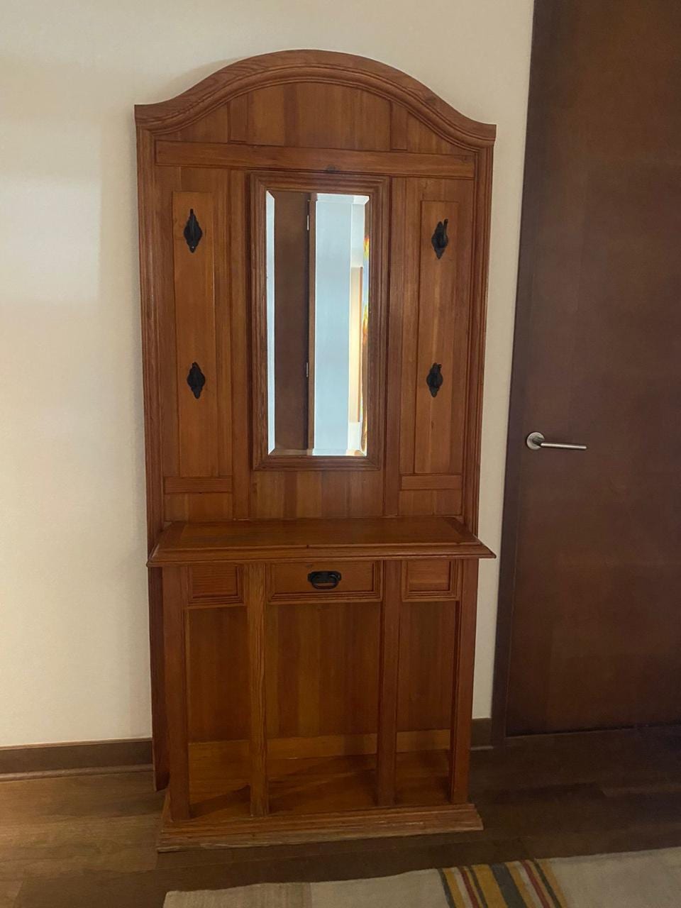 Mueble Recibidor de Madera con Espejo y Percheros