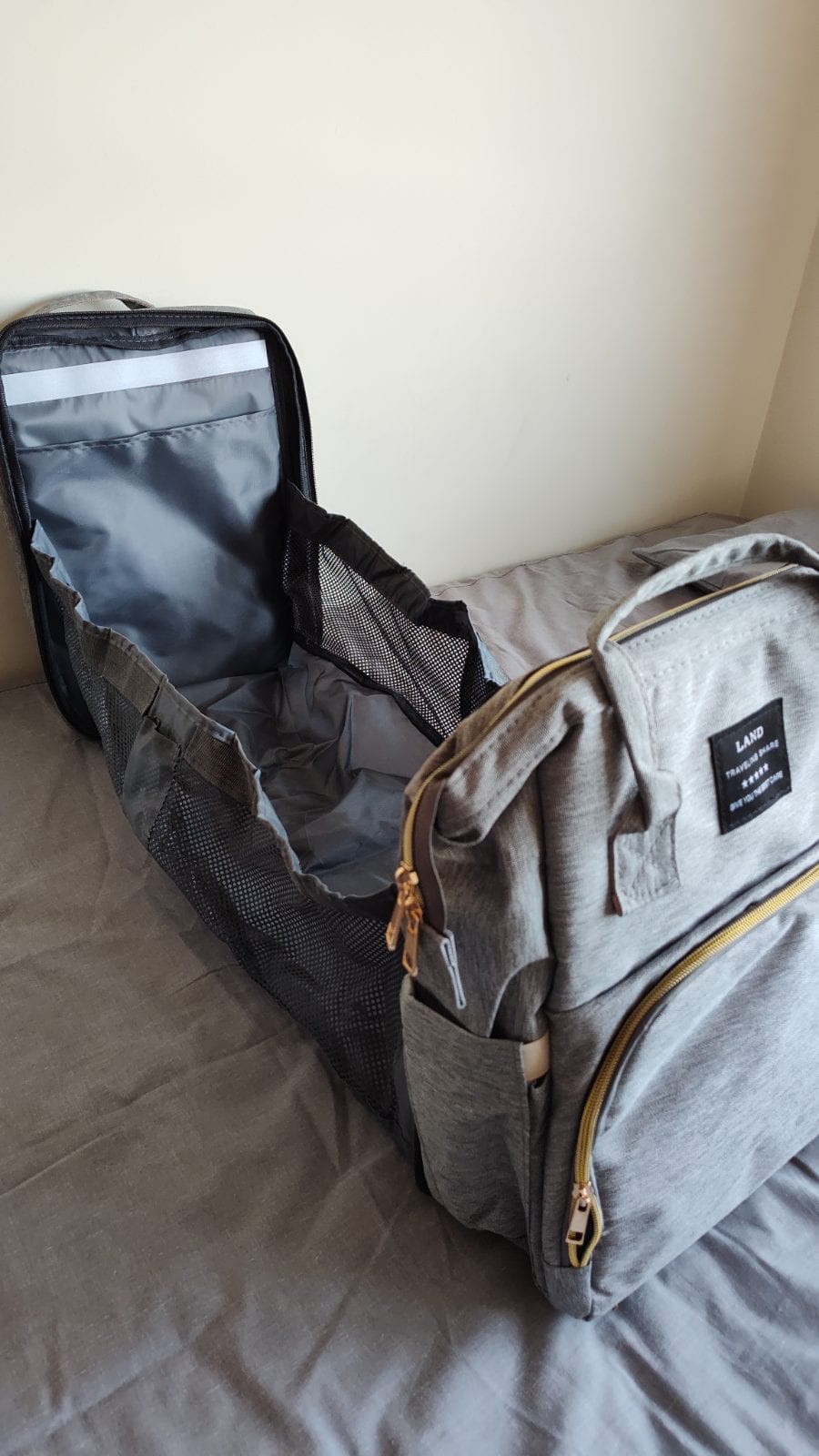 Mochila Pañalera Land Traveling Share Gris — foto 3